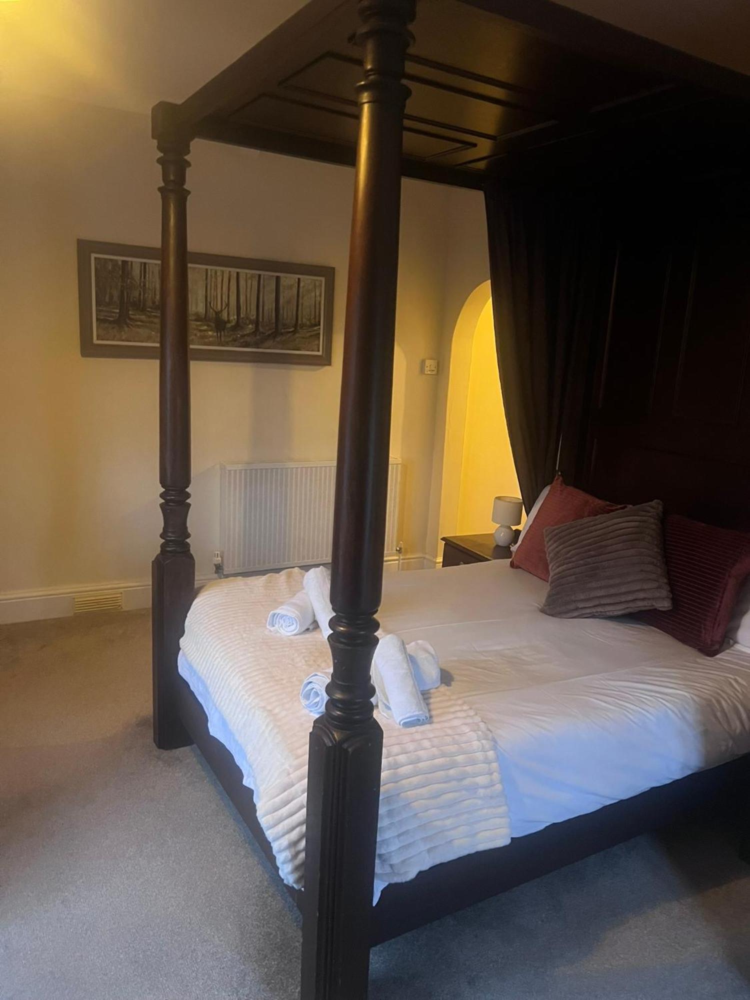 The Crown Lynton